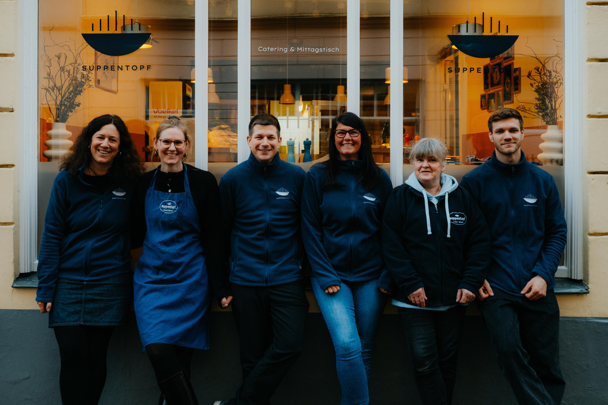 Das Team des Suppentopfs vor dem Ladengeschäft