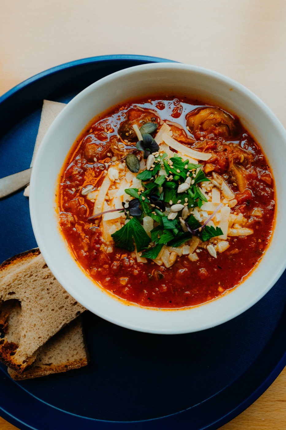 Frische Suppe mit Brot und Toppings beim Mittagstisch im Suppentopf Lübeck
