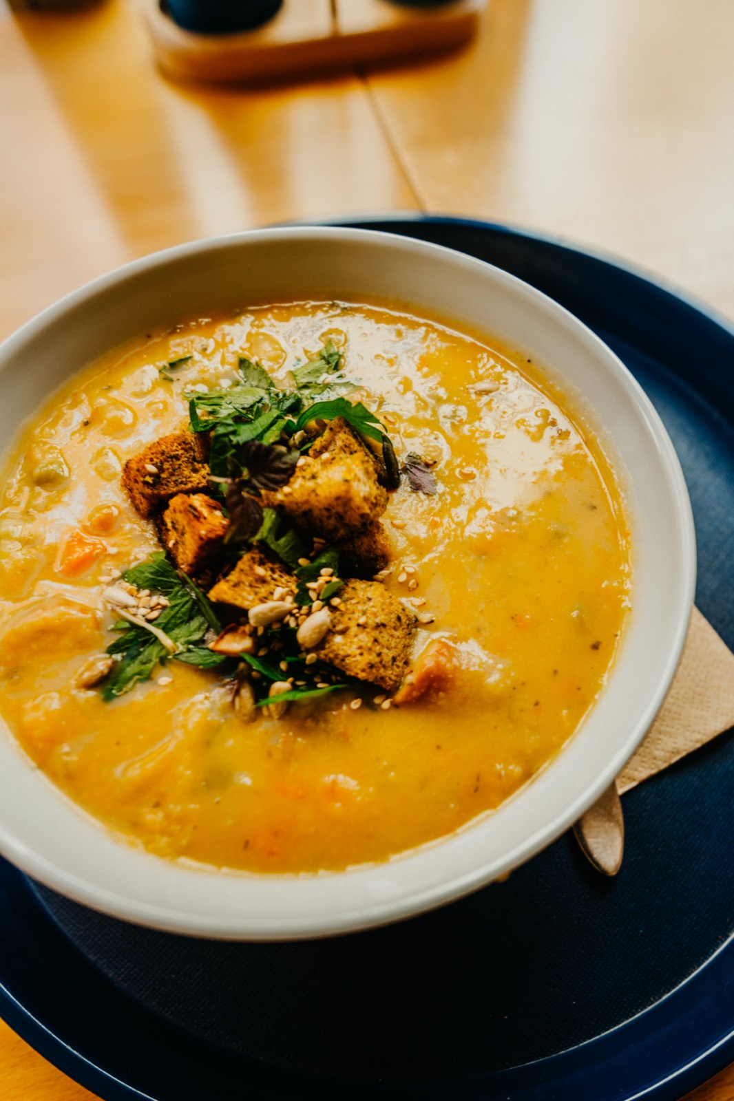 Frische Kürbissuppe mit Croutons beim Mittagstisch im Suppentopf